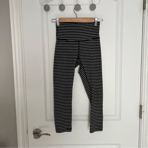 Lululemon Wunder Under Crop (High-Rise) *21" size 4 - Picture 7 of 9